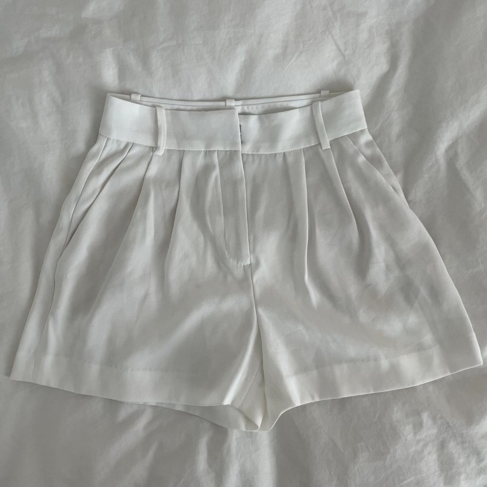 Aritzia Pleated Shorts (White, Size 0)